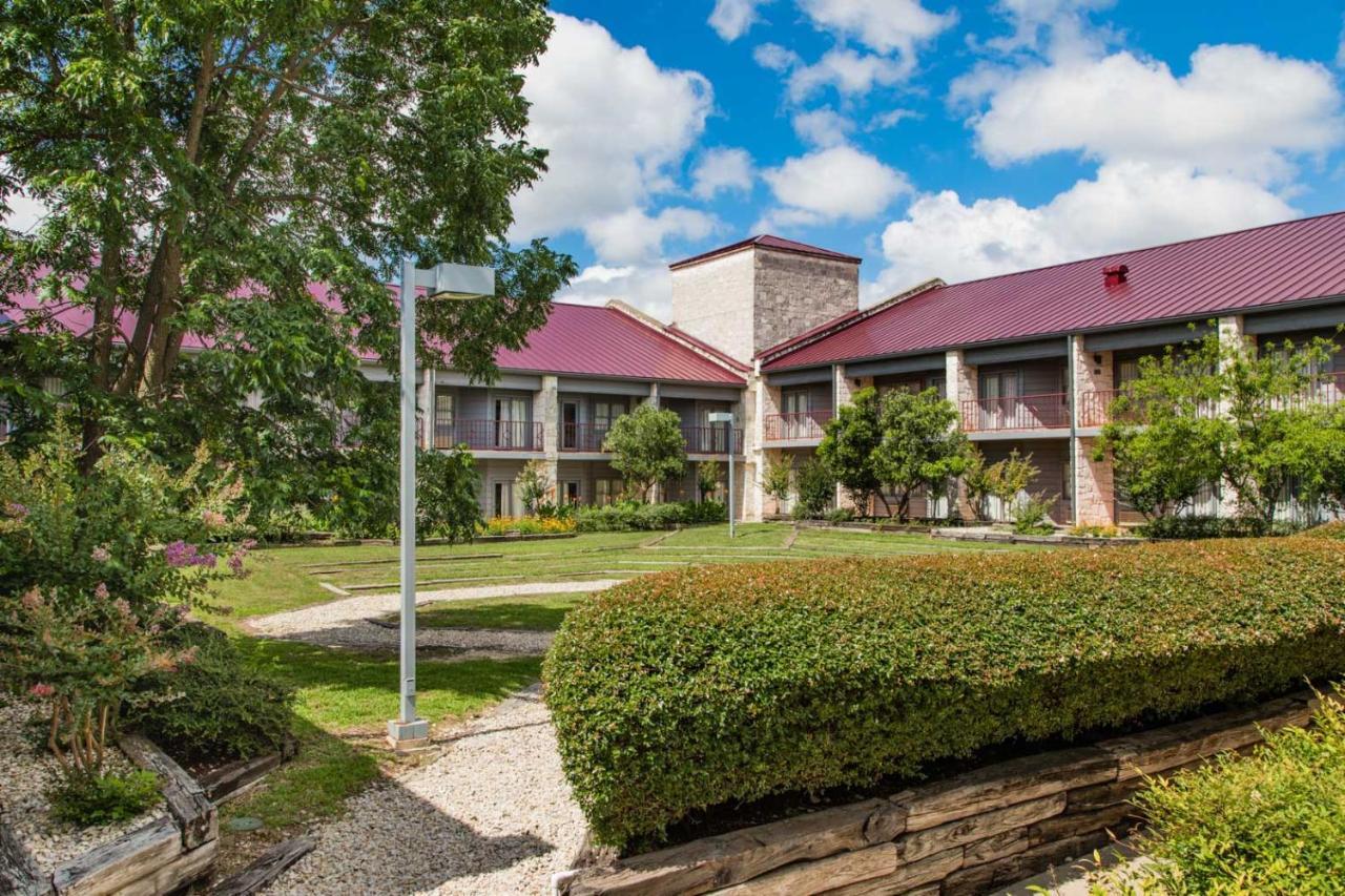 Y O Ranch Hotel And Conference Center Кървил Екстериор снимка